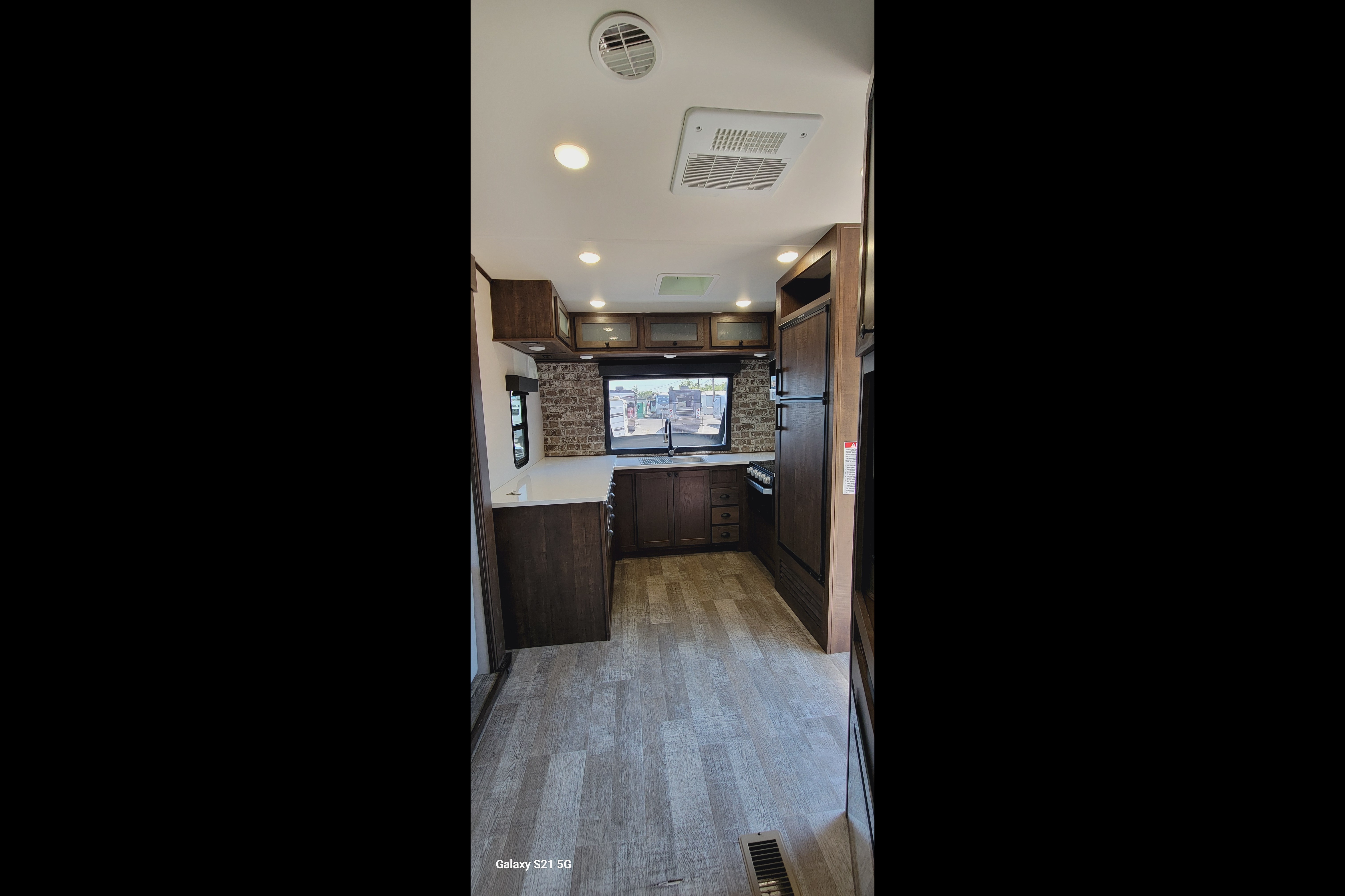 The Lakeside Lodge XLR 3310 Toy Hauler Hyperlite HD Ocean View