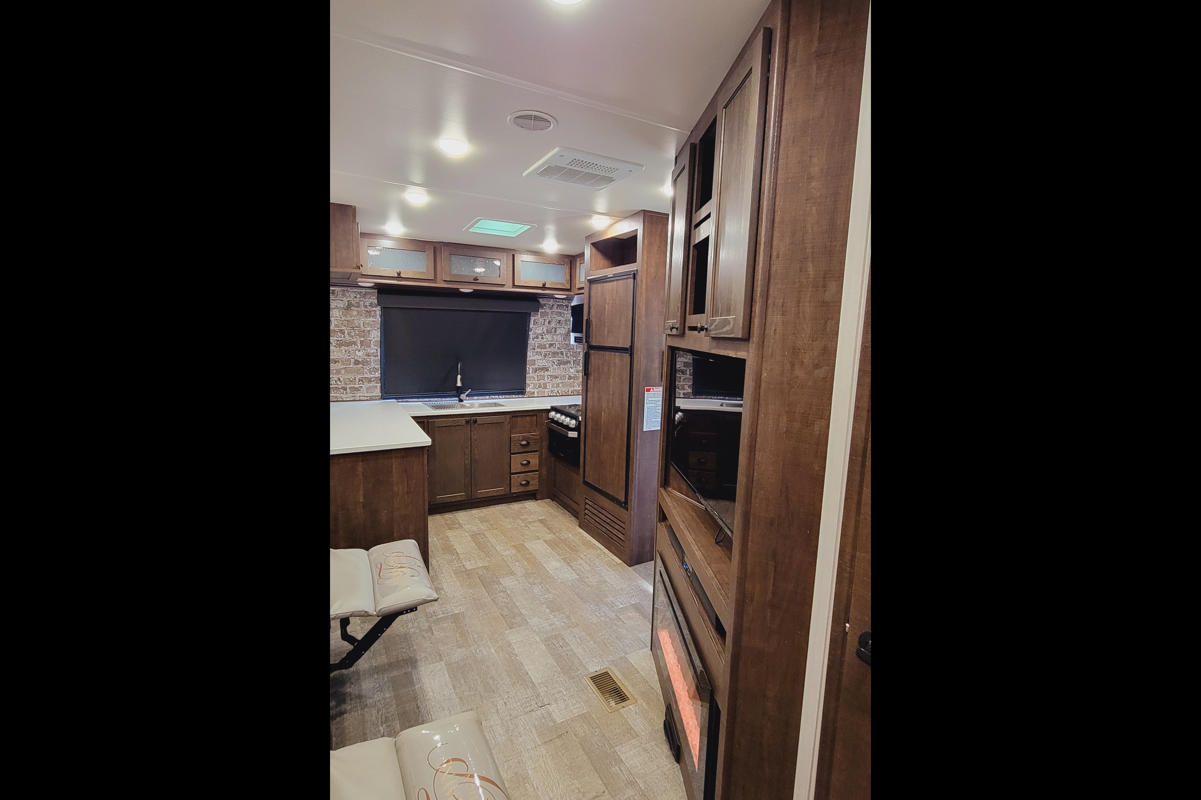 The Lakeside Lodge XLR 3310 Toy Hauler Hyperlite HD Ocean View