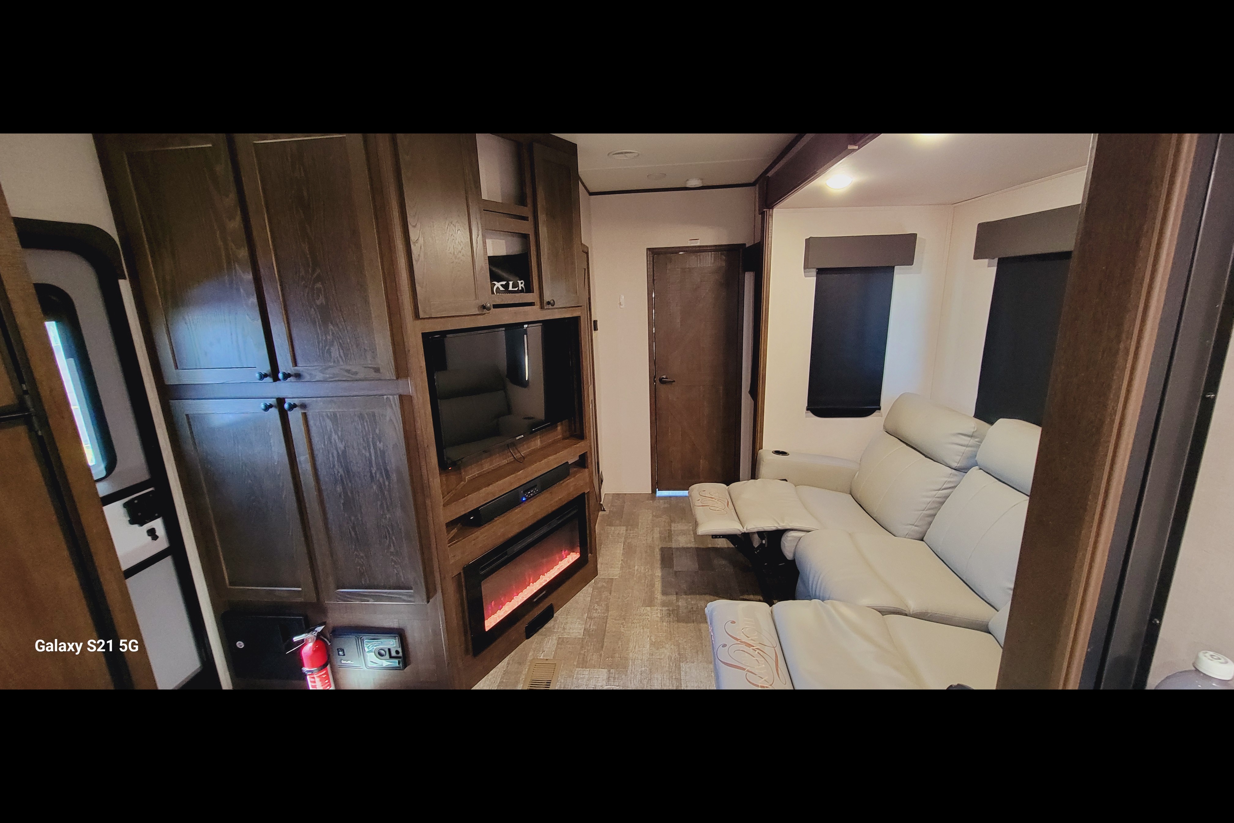 The Lakeside Lodge XLR 3310 Toy Hauler Hyperlite HD Ocean View