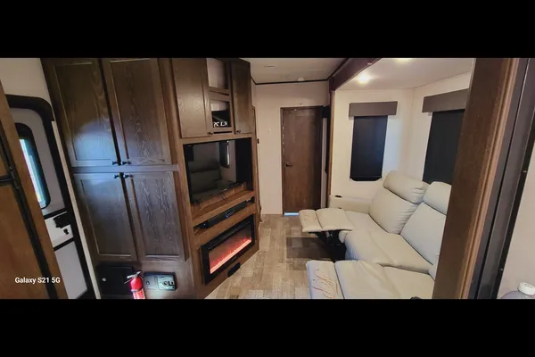 The Lakeside Lodge XLR 3310 Toy Hauler Hyperlite HD Ocean View