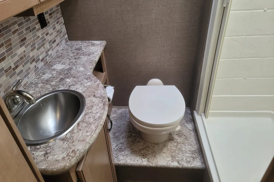 Sleeps 10, A/C, 2 Large Slide Outs, PRIVATE Queen Bedroom, Bunkhouse