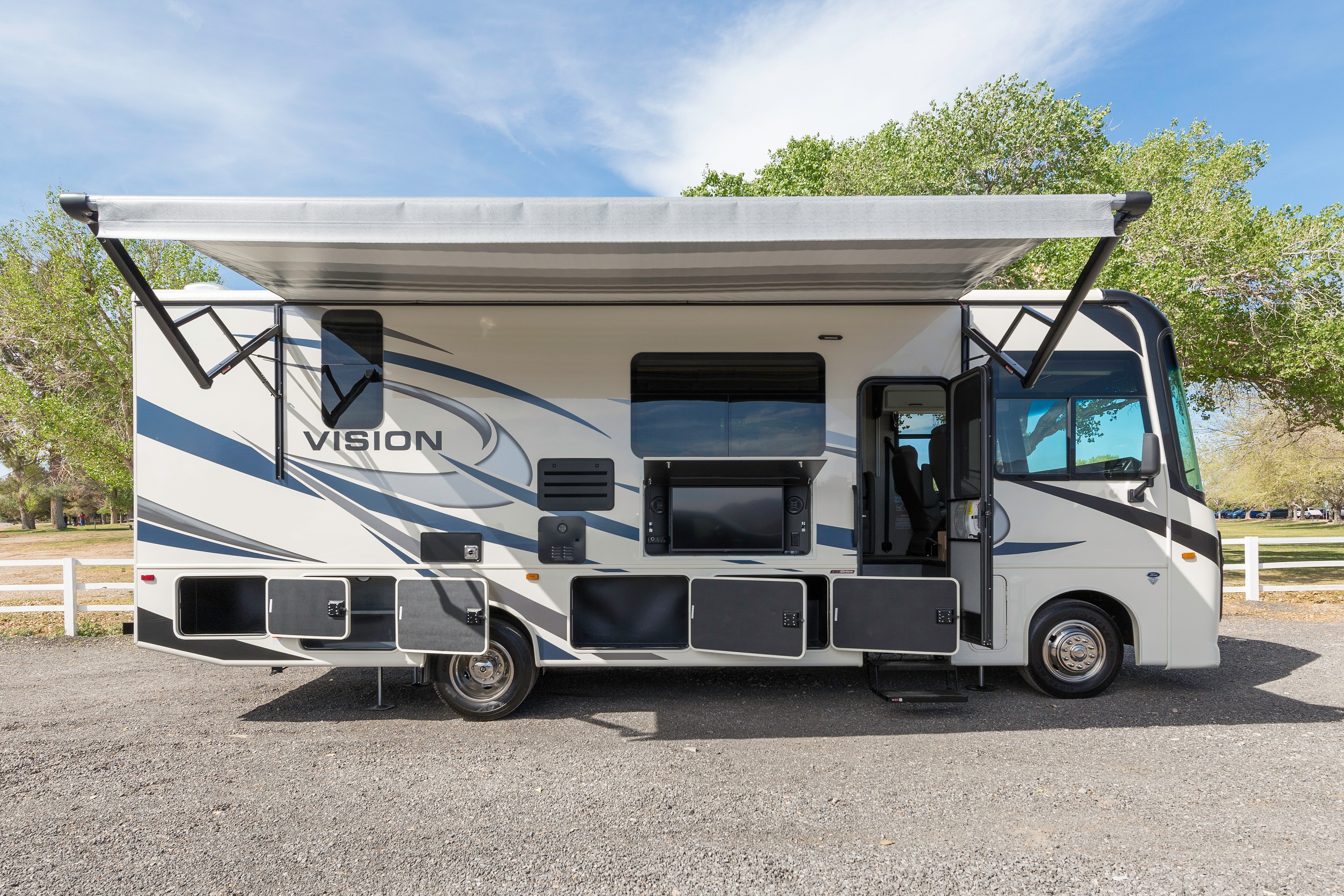 2021 Entegra Coach Sleeps 8