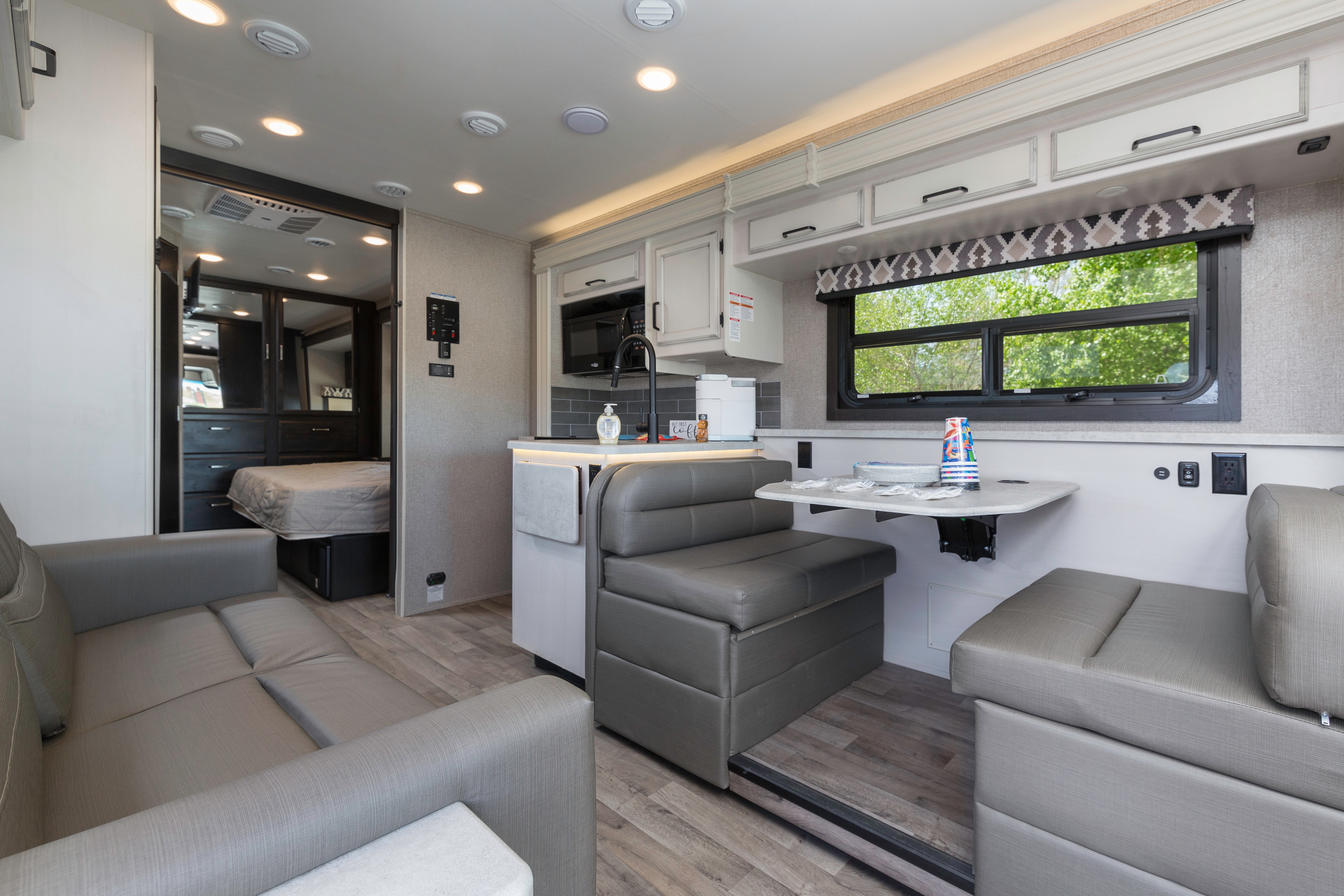 2021 Entegra Coach Sleeps 8