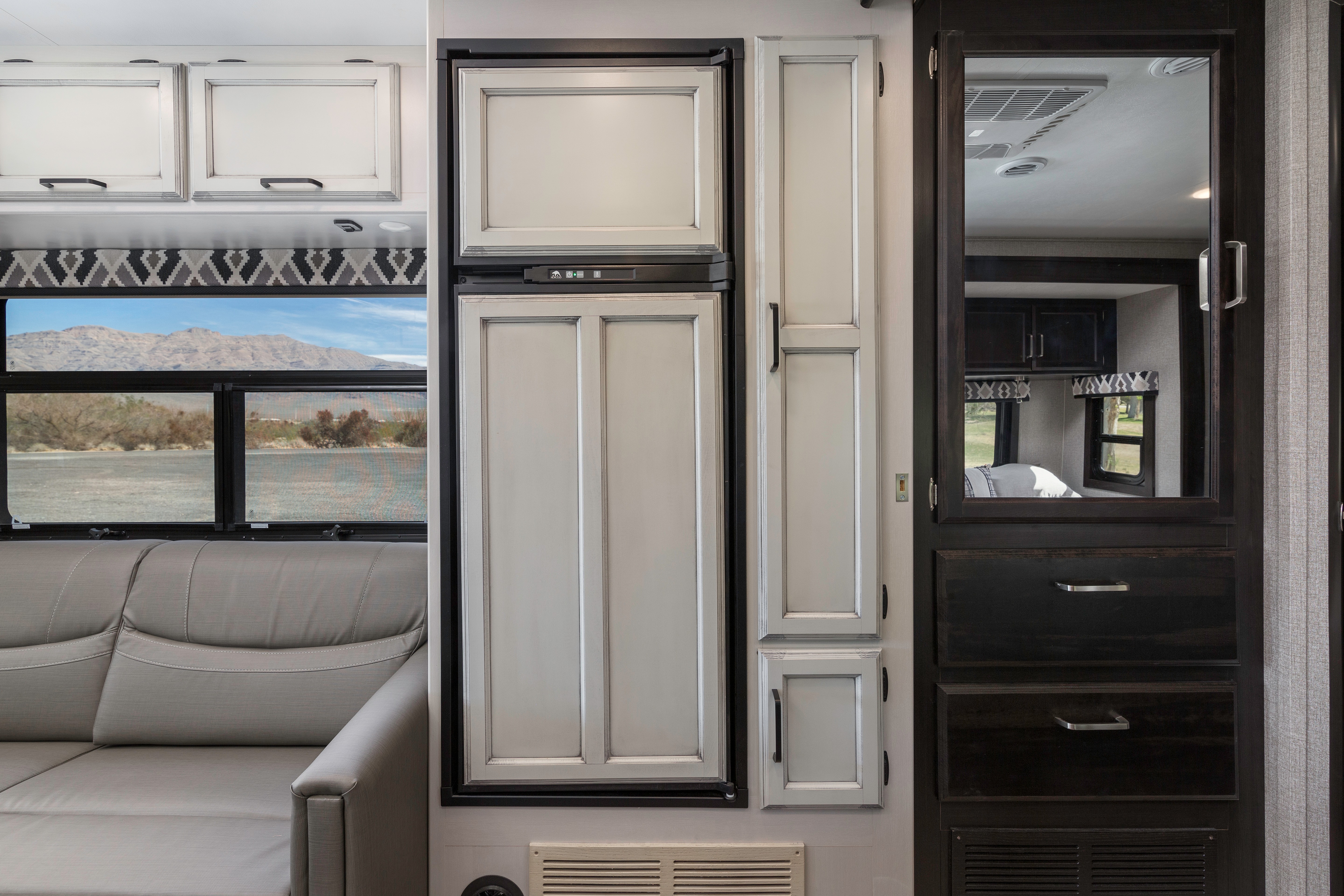 2021 Entegra Coach Sleeps 8