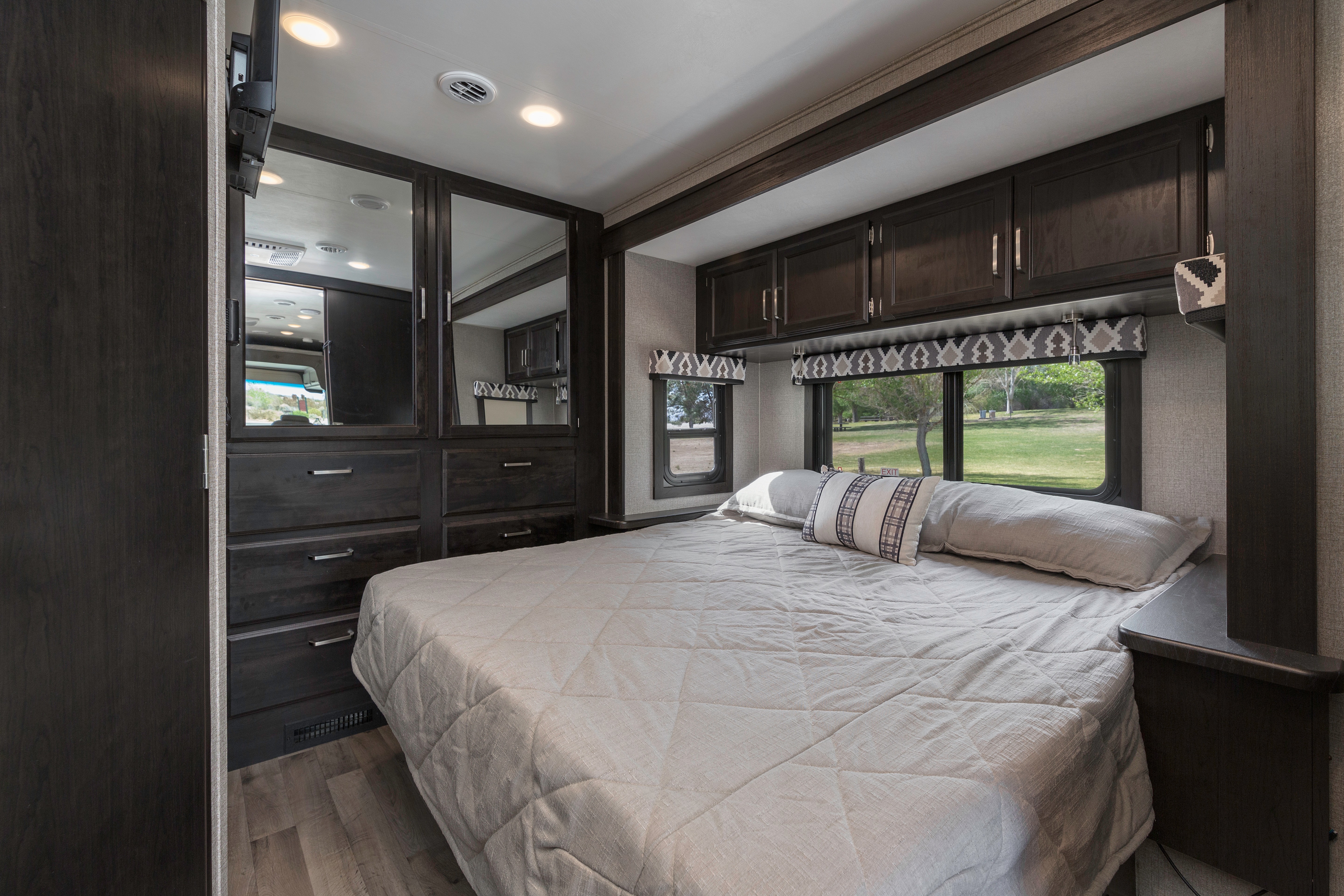 2021 Entegra Coach Sleeps 8