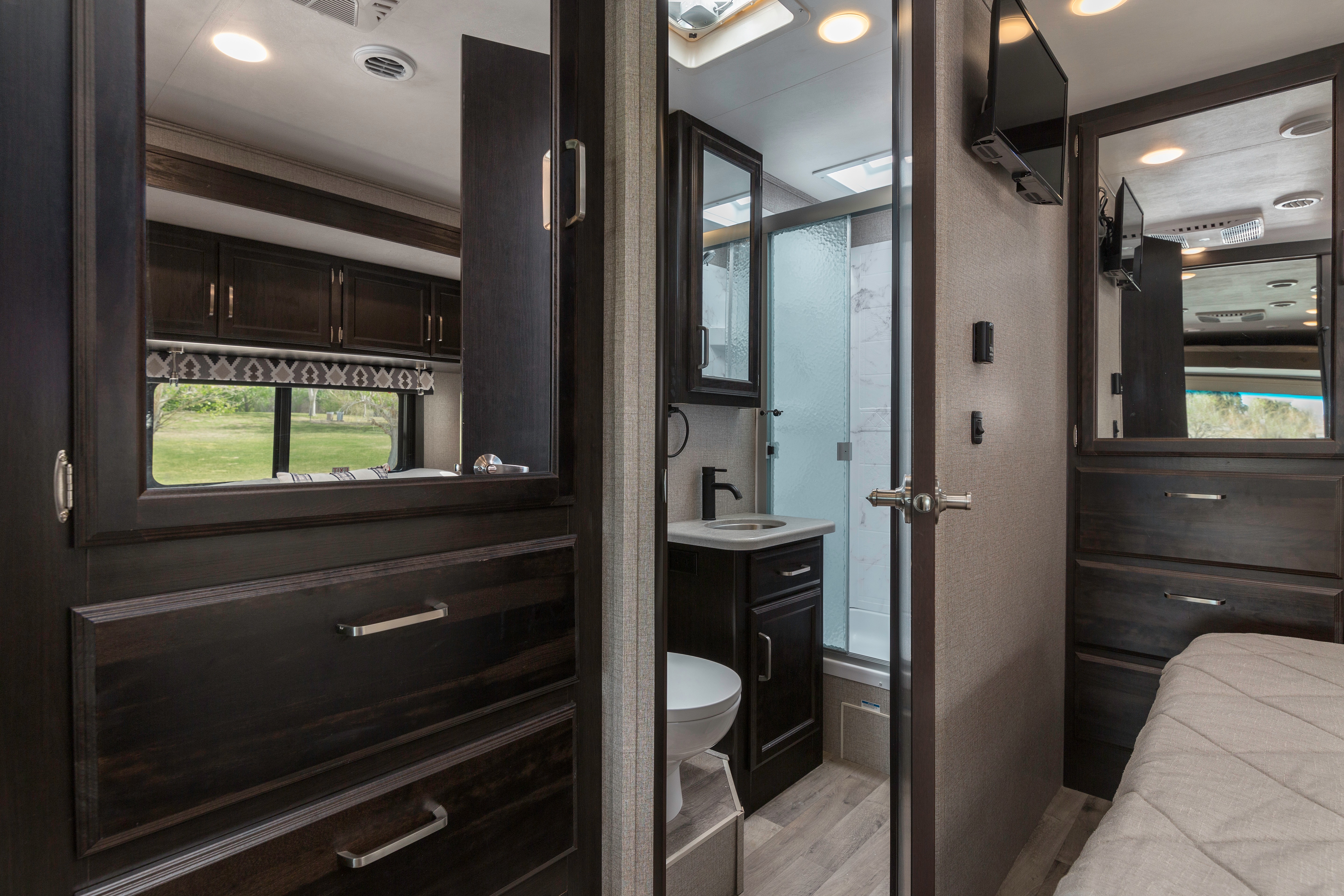 2021 Entegra Coach Sleeps 8