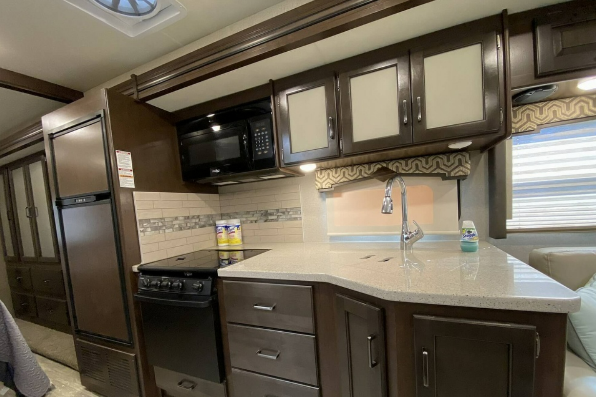 [31] Stress Free RVs - 2018 XL Class A - Hurricane - Midsize