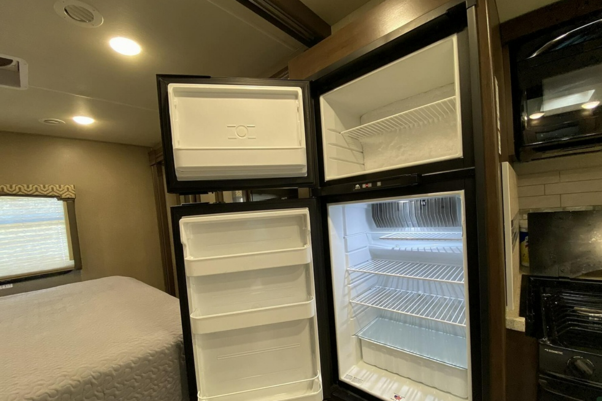 [31] Stress Free RVs - 2018 XL Class A - Hurricane - Midsize