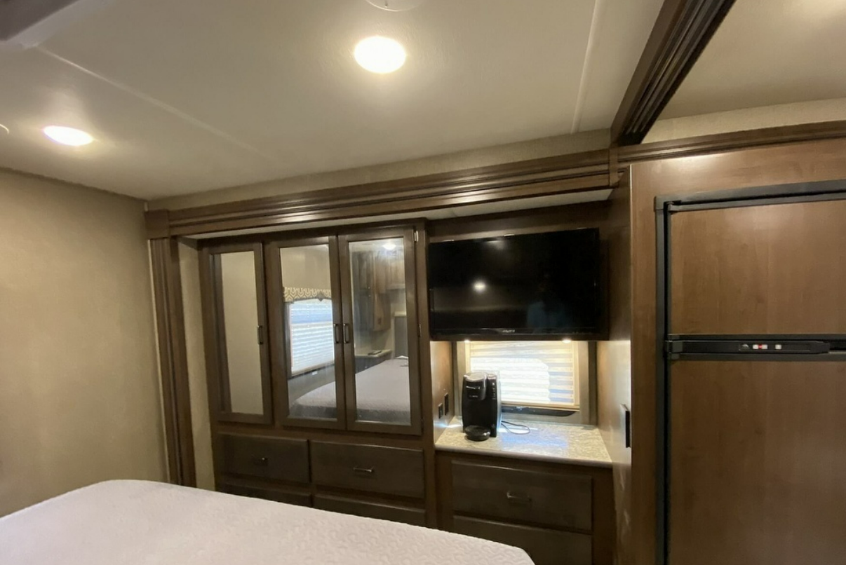 [31] Stress Free RVs - 2018 XL Class A - Hurricane - Midsize