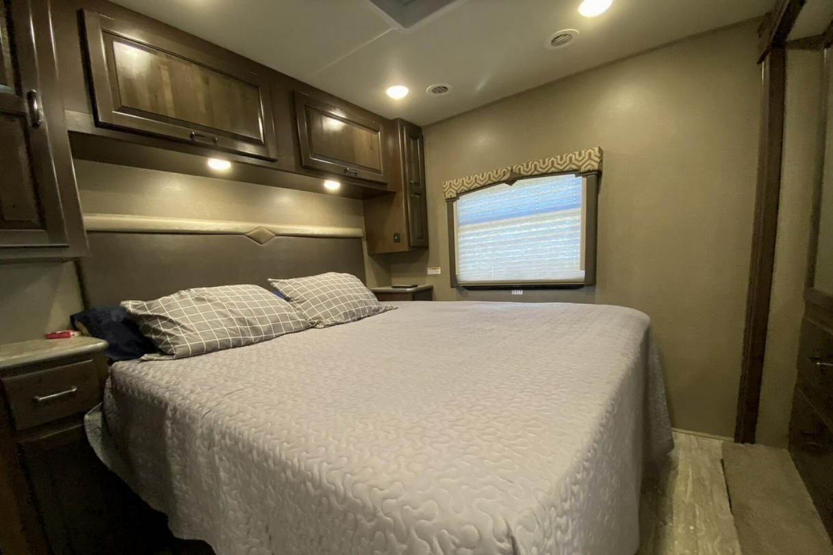 [31] Stress Free RVs - 2018 XL Class A - Hurricane - Midsize