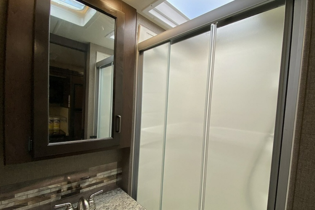 [31] Stress Free RVs - 2018 XL Class A - Hurricane - Midsize