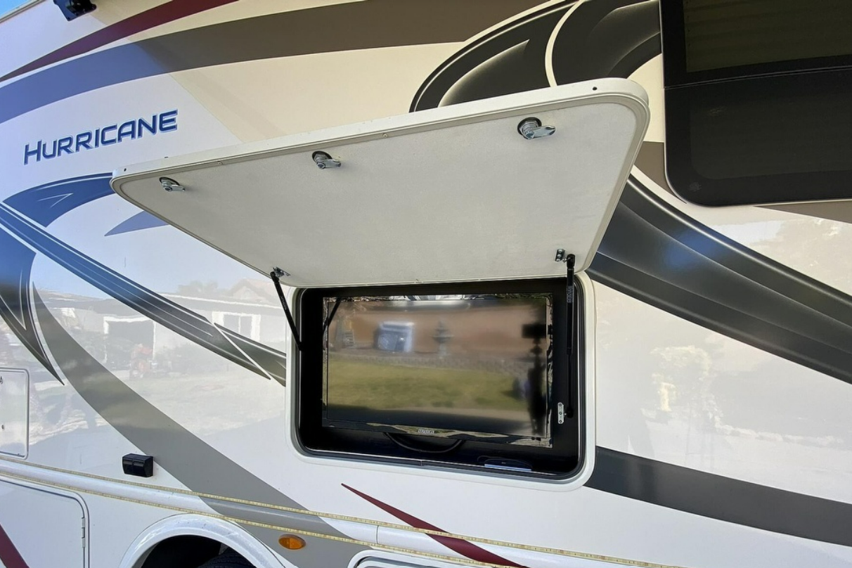[31] Stress Free RVs - 2018 XL Class A - Hurricane - Midsize