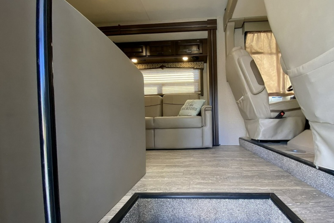[31] Stress Free RVs - 2018 XL Class A - Hurricane - Midsize