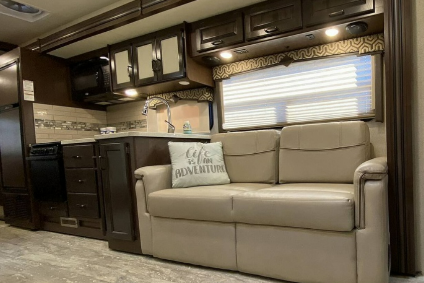 [31] Stress Free RVs - 2018 XL Class A - Hurricane - Midsize