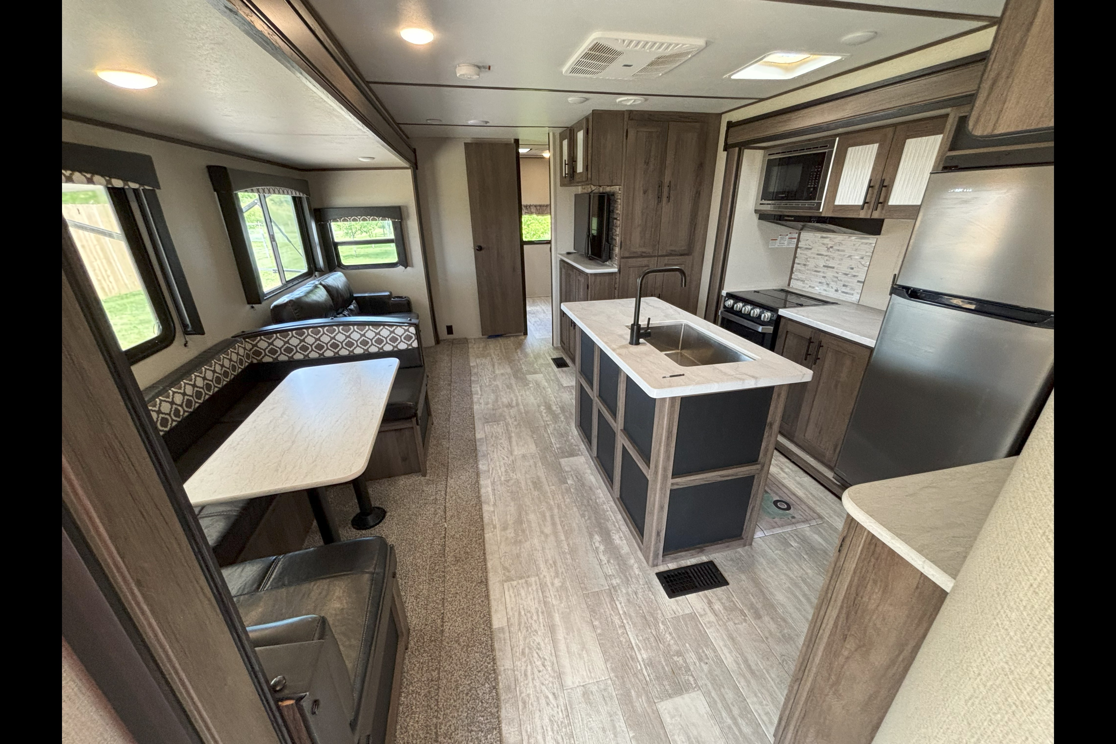 Matt's Prime Time Avenger 32QBI Travel Trailer