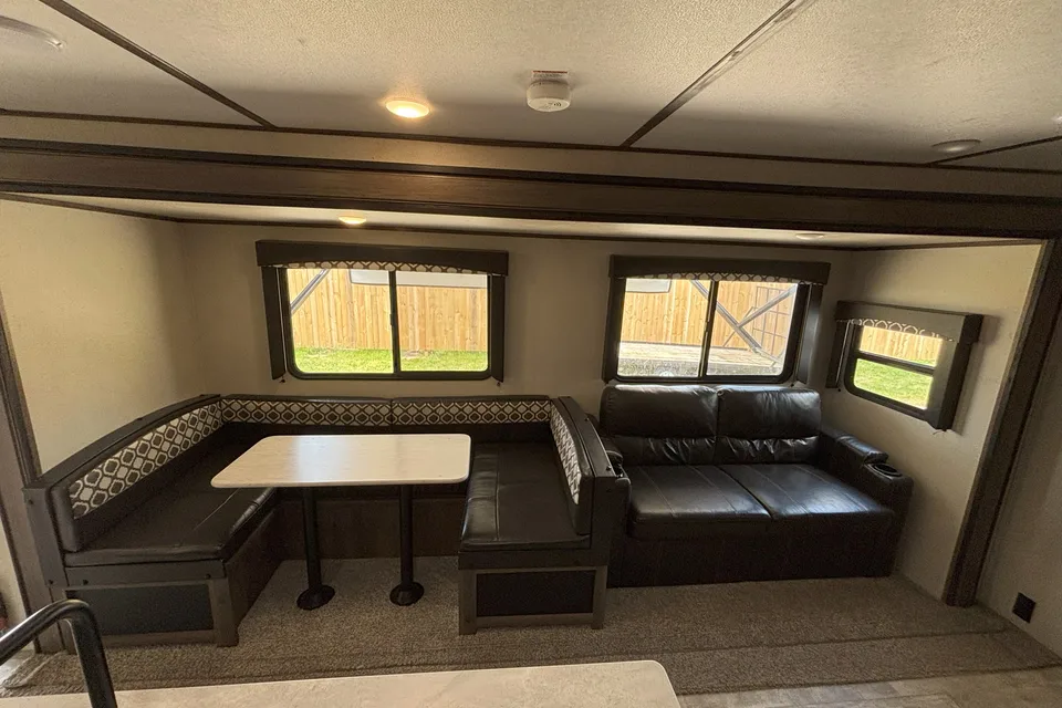 Matt's Prime Time Avenger 32QBI Travel Trailer