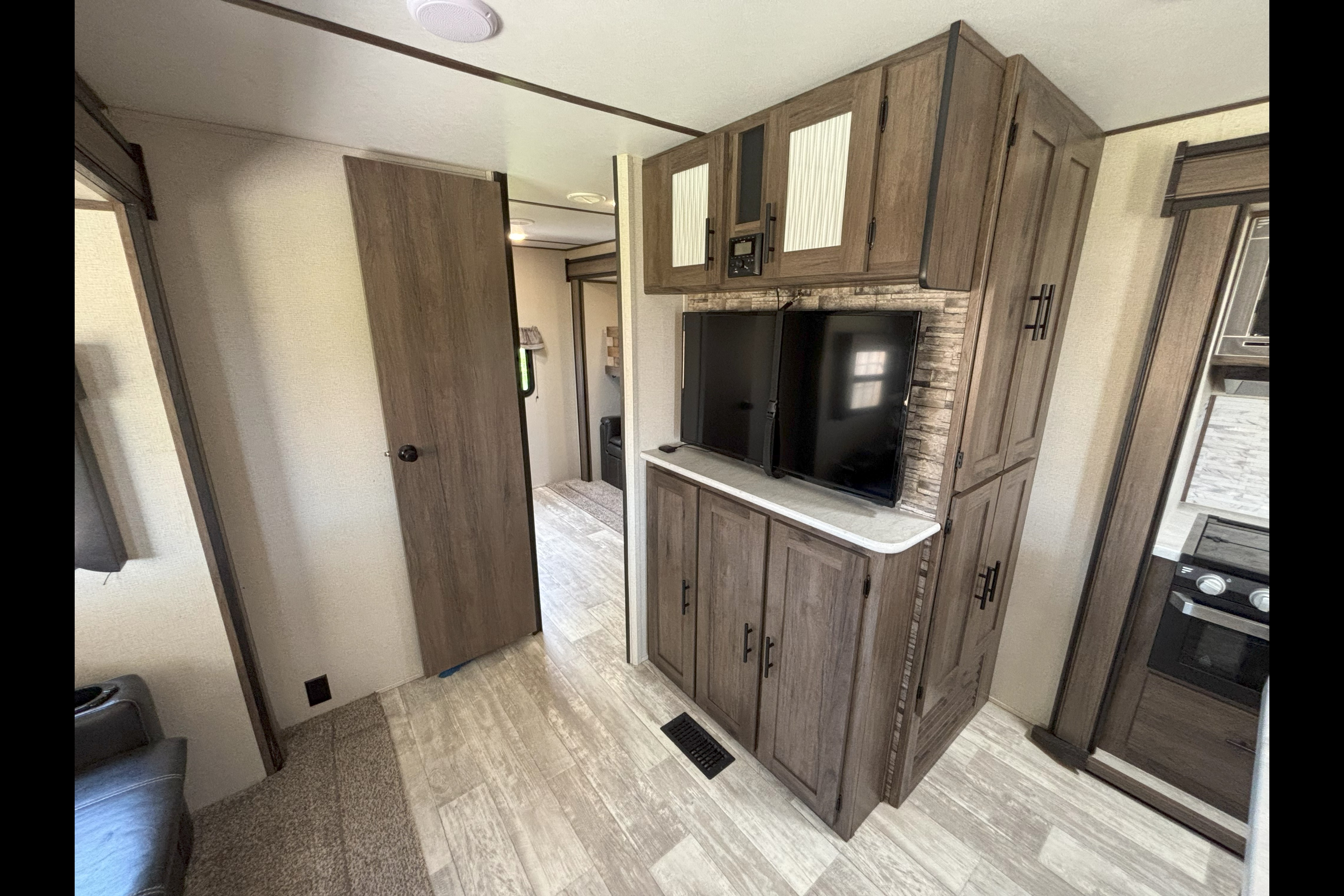 Matt's Prime Time Avenger 32QBI Travel Trailer