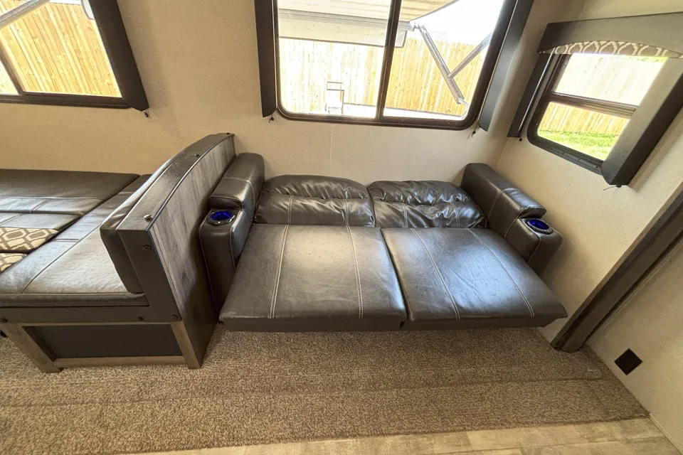 Matt's Prime Time Avenger 32QBI Travel Trailer