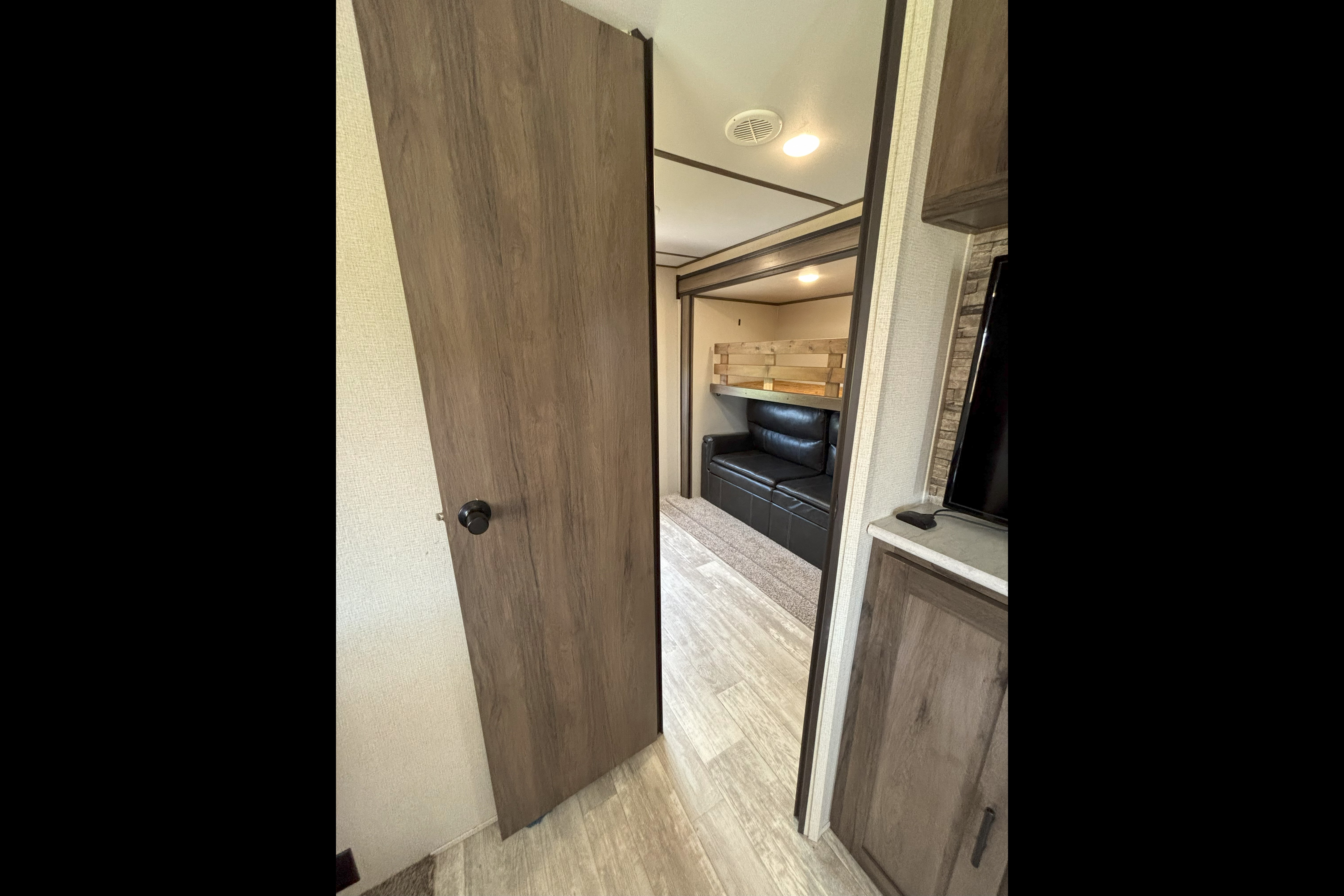 Matt's Prime Time Avenger 32QBI Travel Trailer
