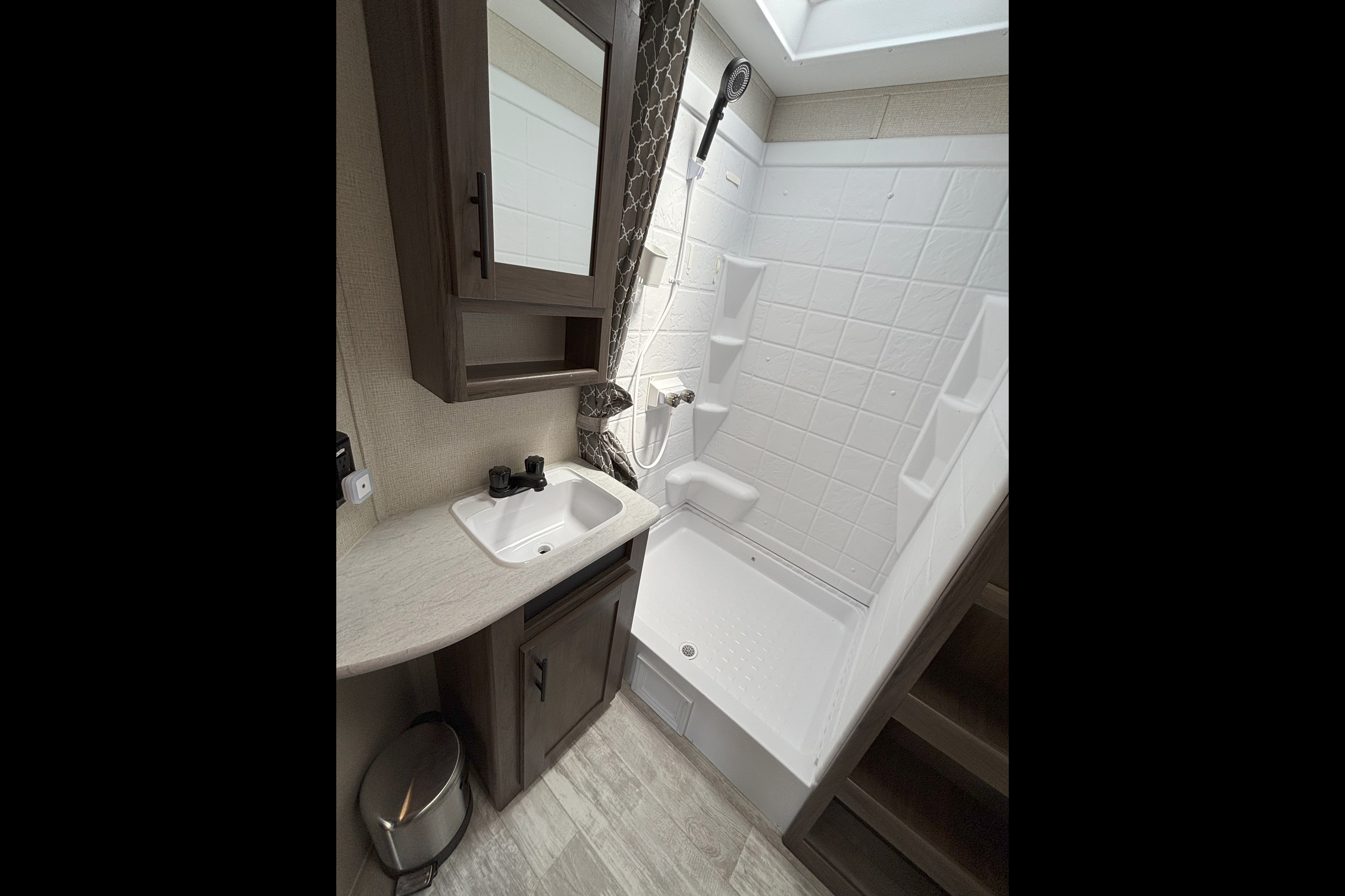 Matt's Prime Time Avenger 32QBI Travel Trailer