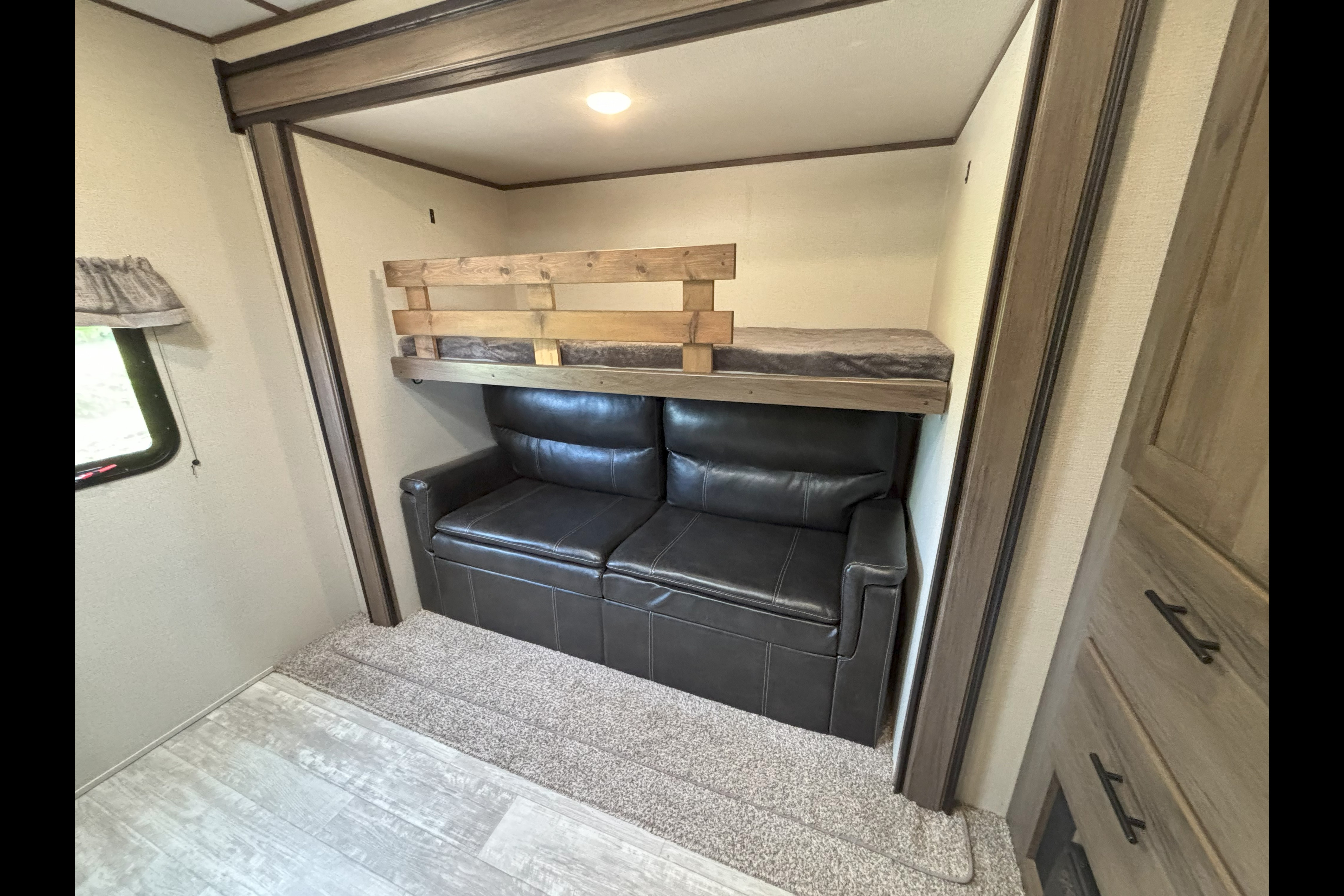 Matt's Prime Time Avenger 32QBI Travel Trailer