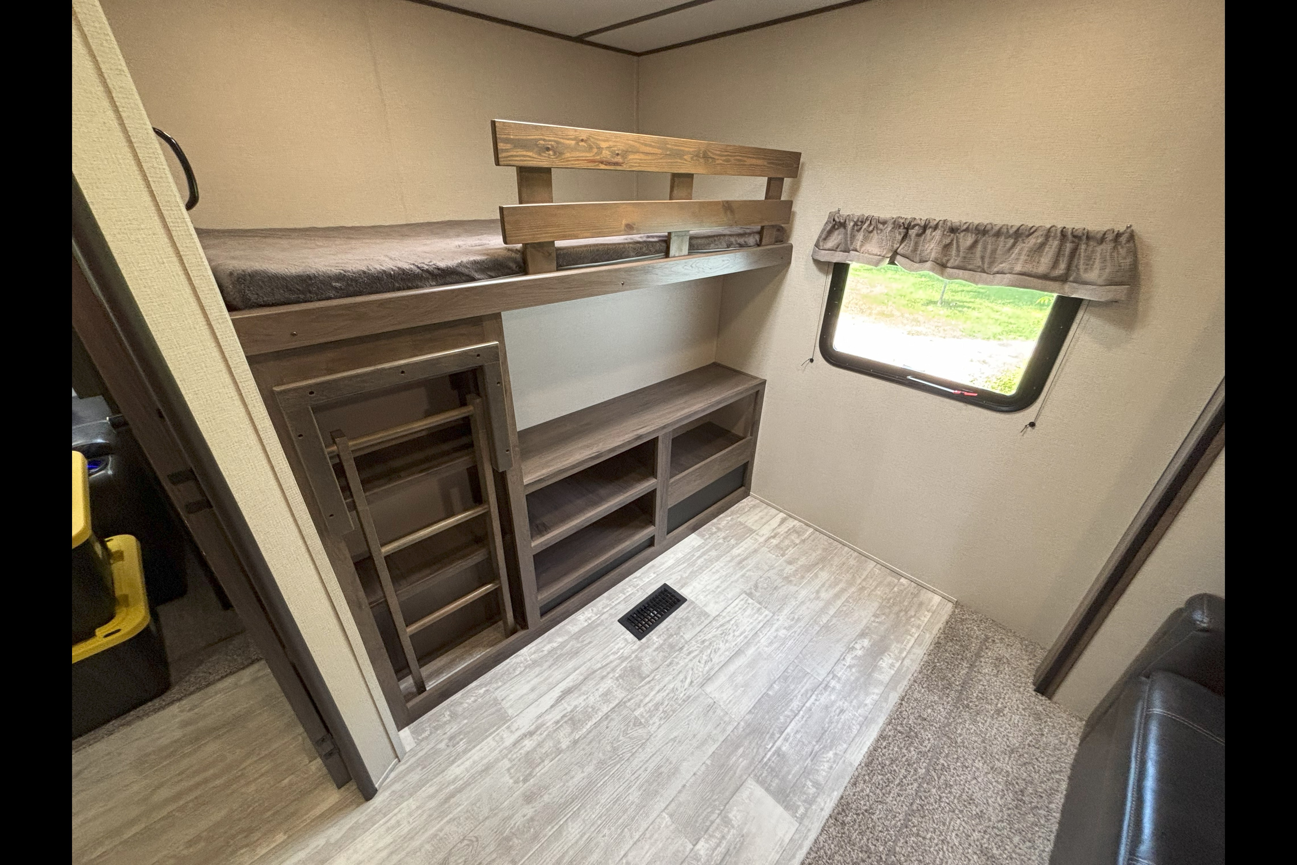 Matt's Prime Time Avenger 32QBI Travel Trailer