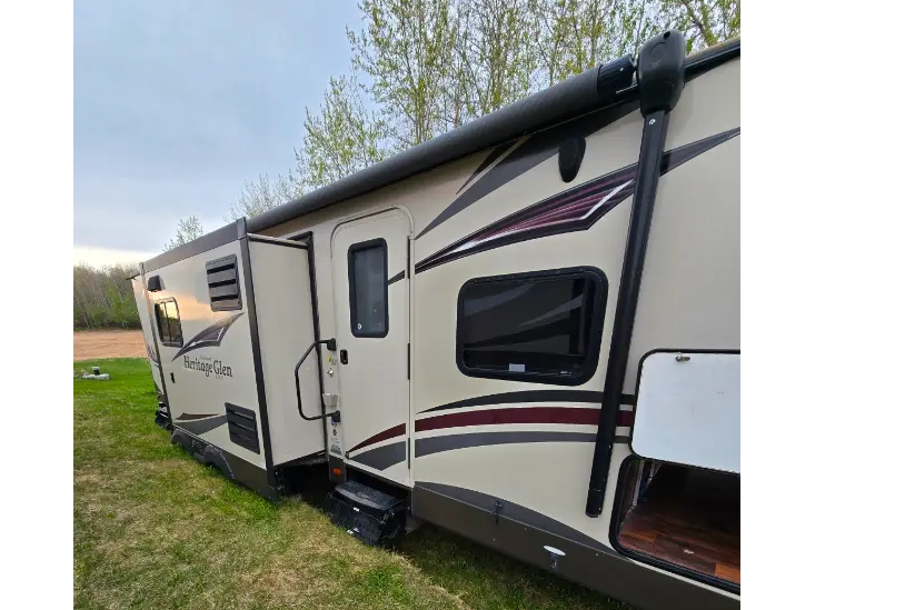 33ft Heritage Glen Holiday Trailer