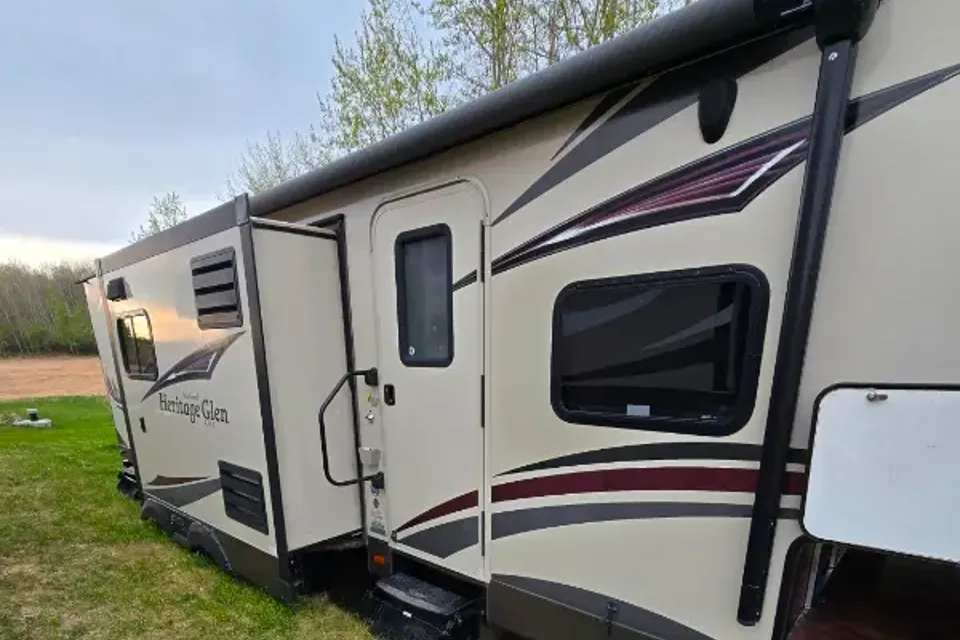 33ft Heritage Glen Holiday Trailer
