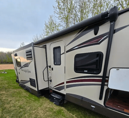 33ft Heritage Glen Holiday Trailer