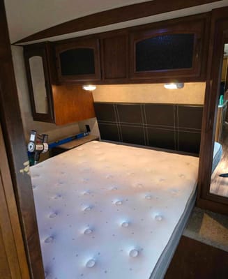 33ft Heritage Glen Holiday Trailer