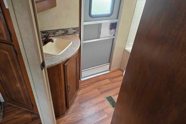 33ft Heritage Glen Holiday Trailer