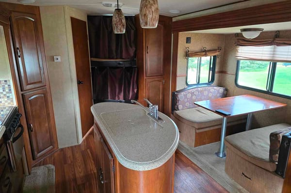 33ft Heritage Glen Holiday Trailer