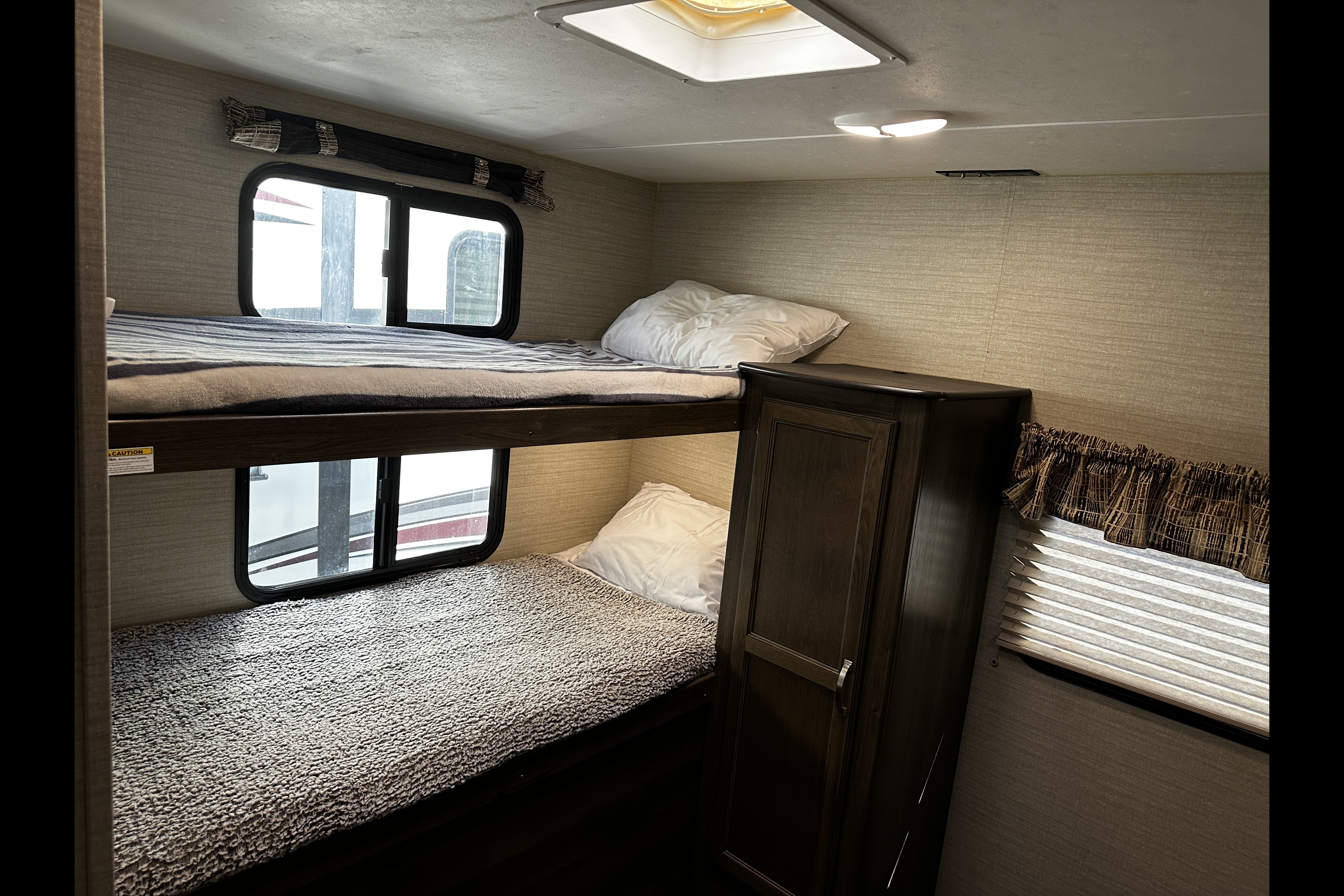 Fully Furnished, Loaded Bunkhouse RV!