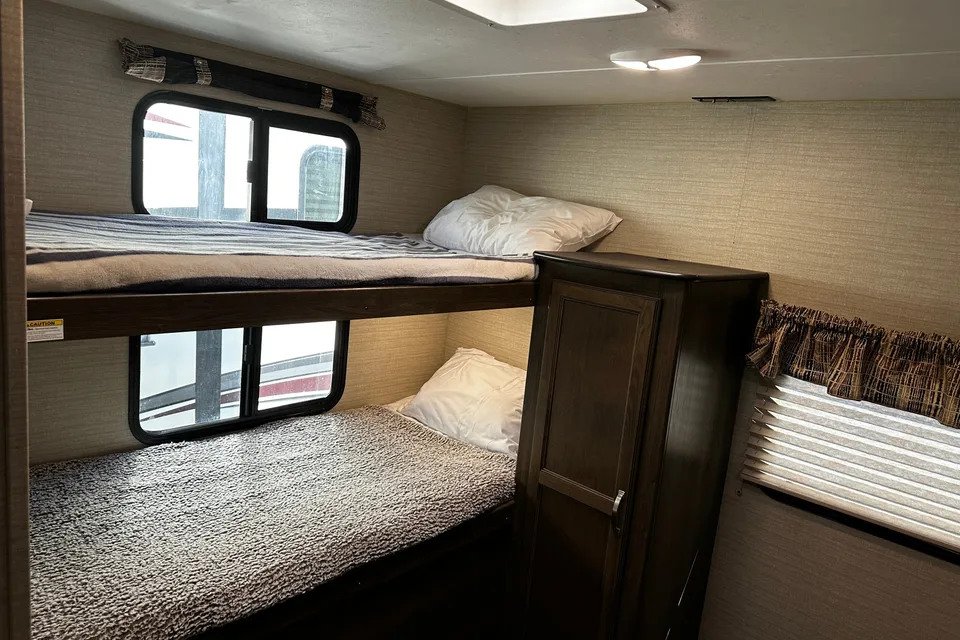 Fully Furnished, Loaded Bunkhouse RV!
