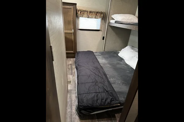 Fully Furnished, Loaded Bunkhouse RV!