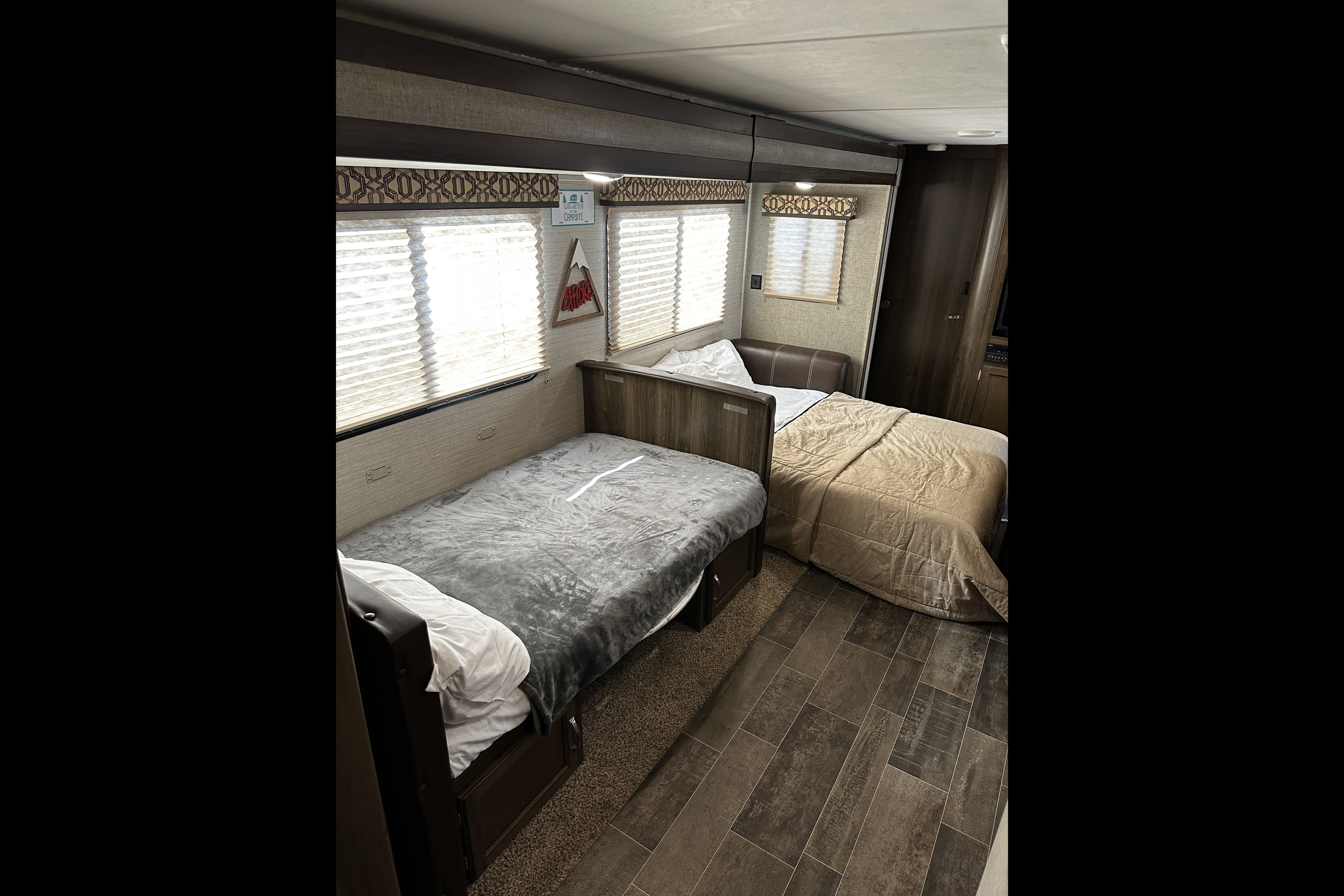 Fully Furnished, Loaded Bunkhouse RV!