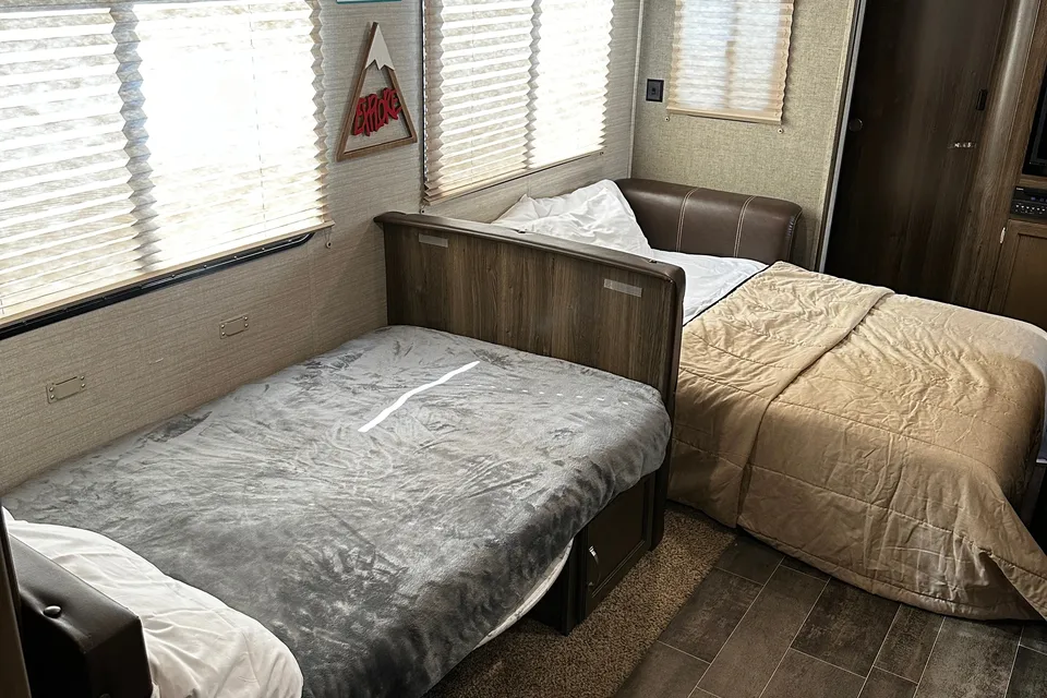 Fully Furnished, Loaded Bunkhouse RV!