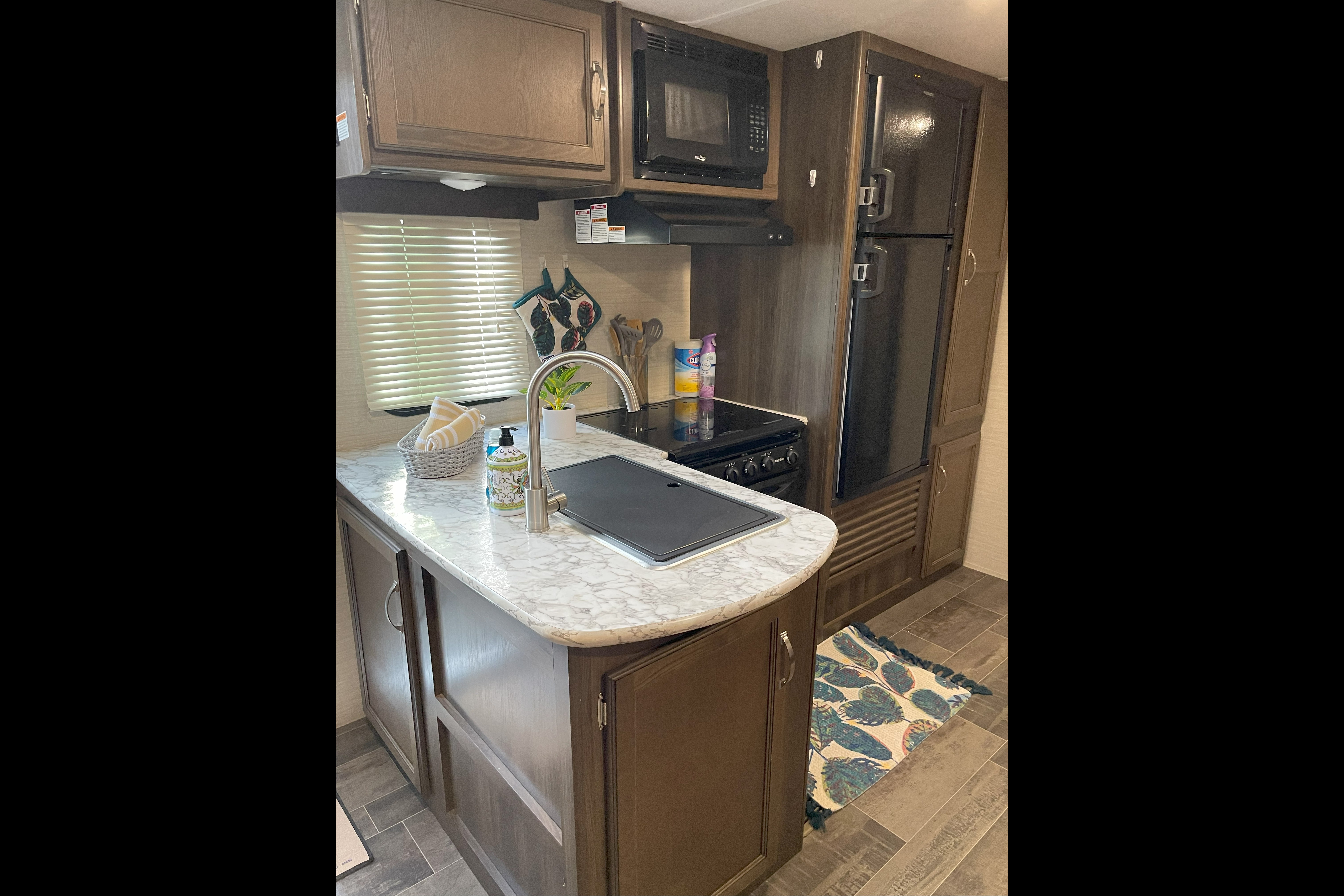 Fully Furnished, Loaded Bunkhouse RV!