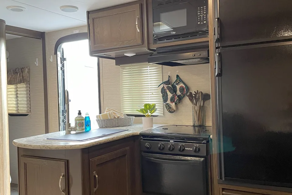 Fully Furnished, Loaded Bunkhouse RV!