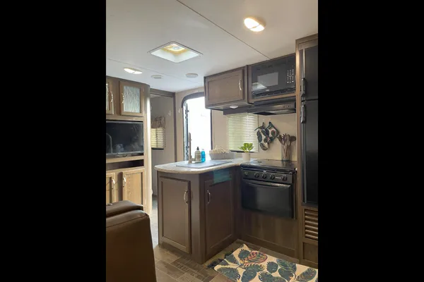 Fully Furnished, Loaded Bunkhouse RV!