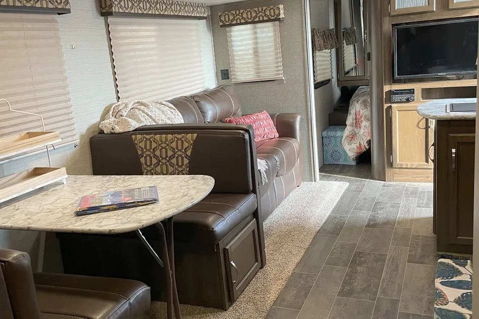 Fully Furnished, Loaded Bunkhouse RV!