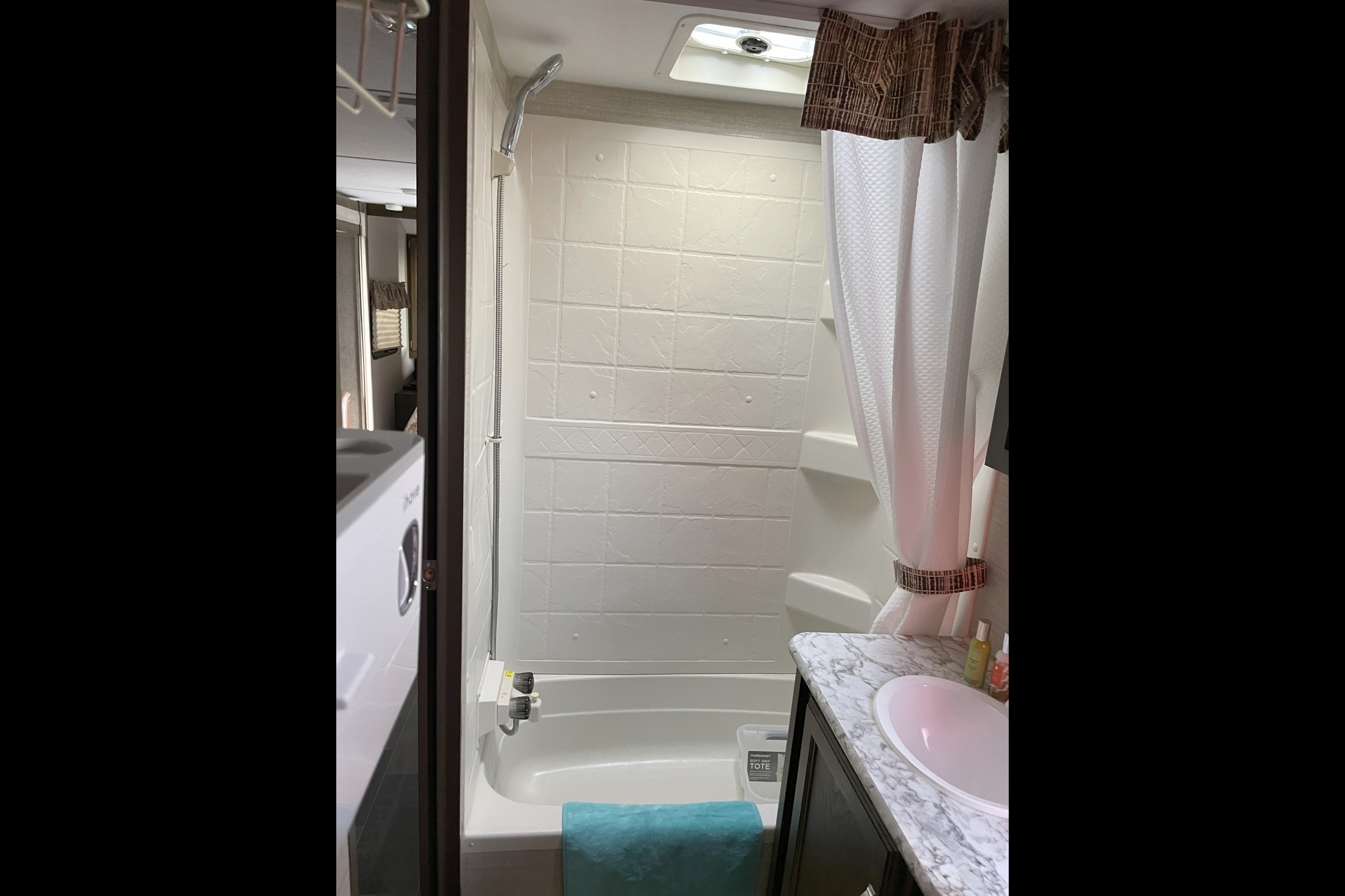 Fully Furnished, Loaded Bunkhouse RV!