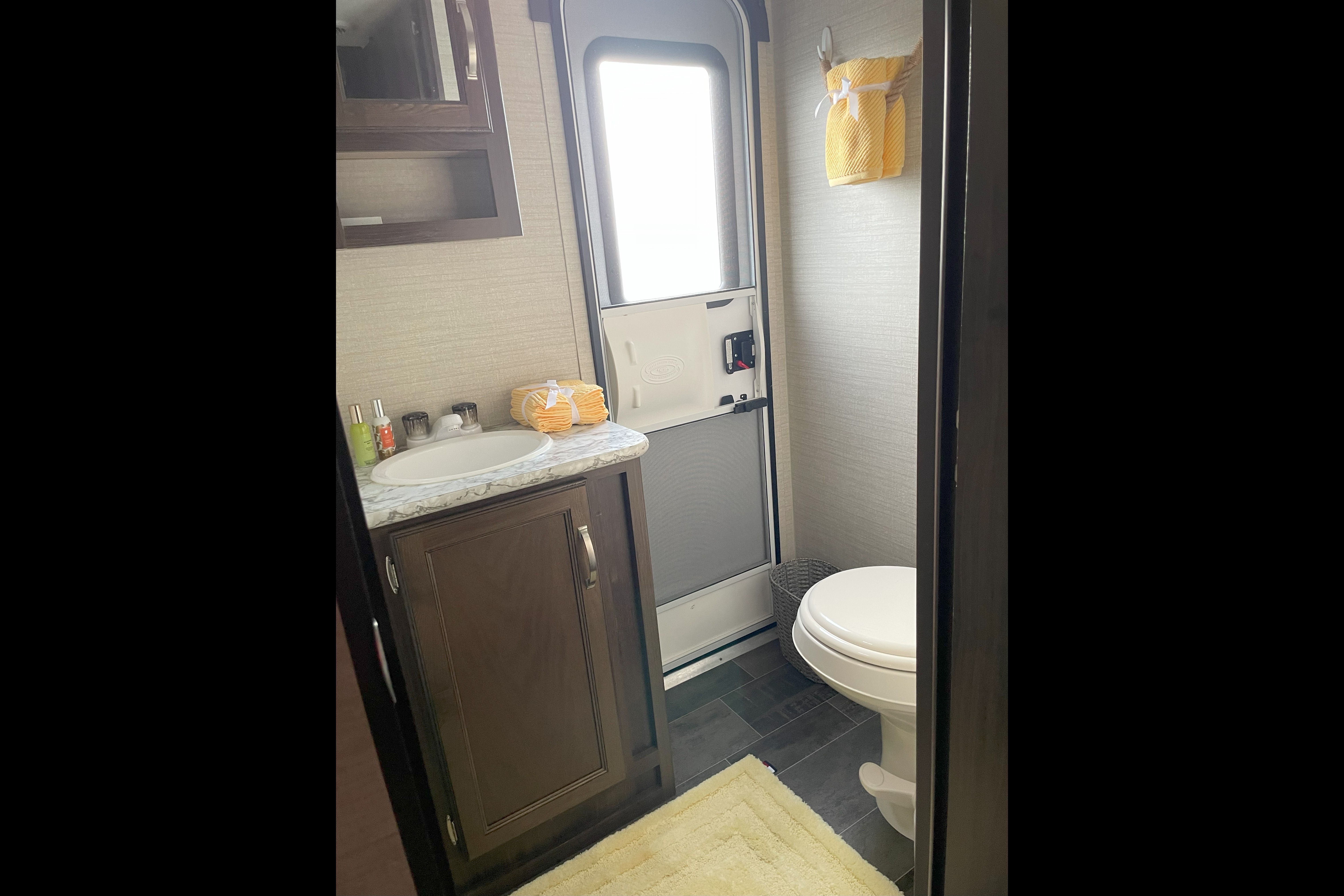 Fully Furnished, Loaded Bunkhouse RV!
