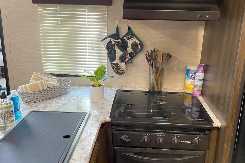 Fully Furnished, Loaded Bunkhouse RV!