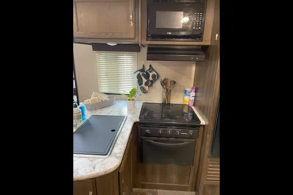 Fully Furnished, Loaded Bunkhouse RV!