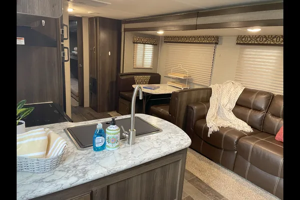 Fully Furnished, Loaded Bunkhouse RV!