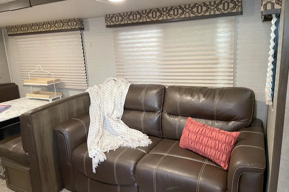 Fully Furnished, Loaded Bunkhouse RV!