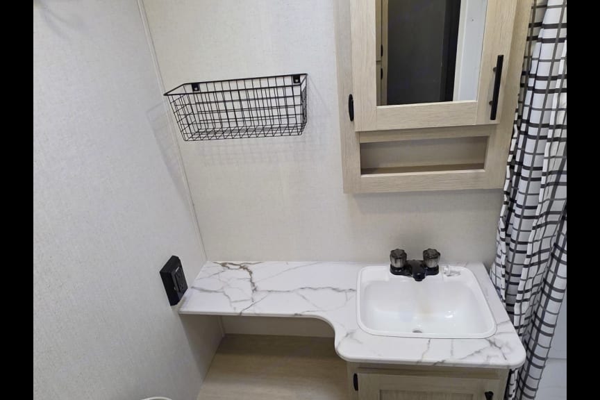 Spacious 2025 Shasta I-5 – Sleeps 10 | Triple A/C & Bunks