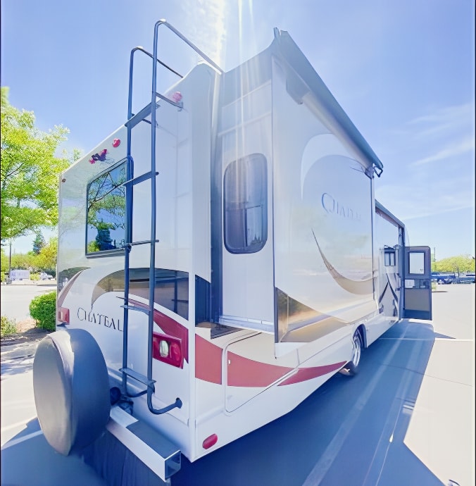 Make great memories in my Roomy Thor Chateau 31L!