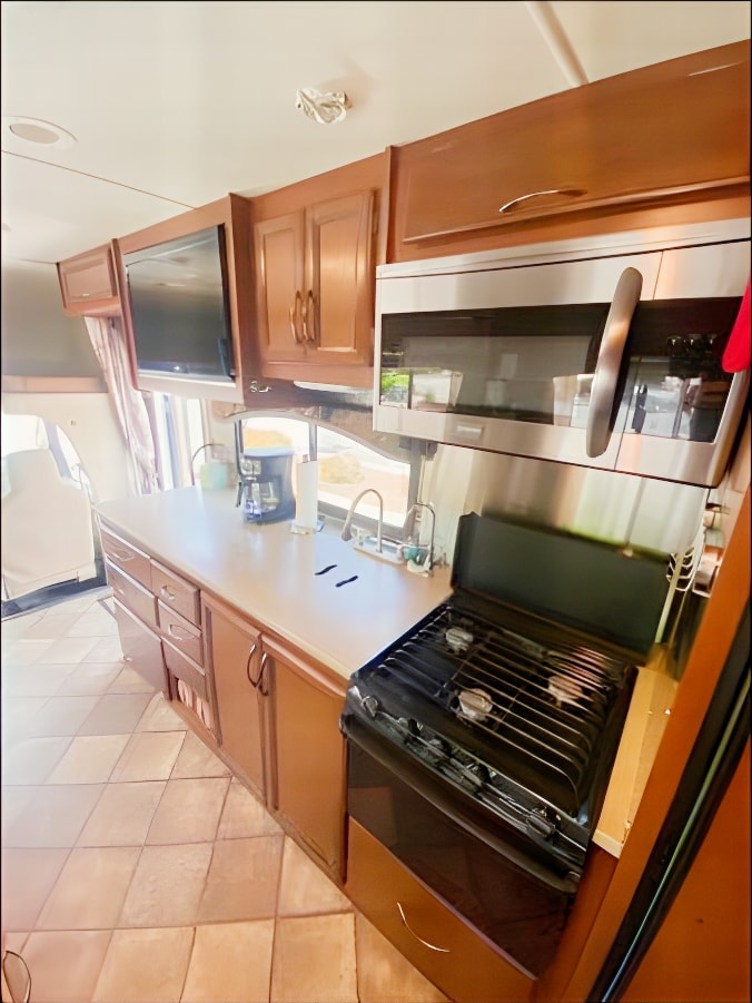Make great memories in my Roomy Thor Chateau 31L!